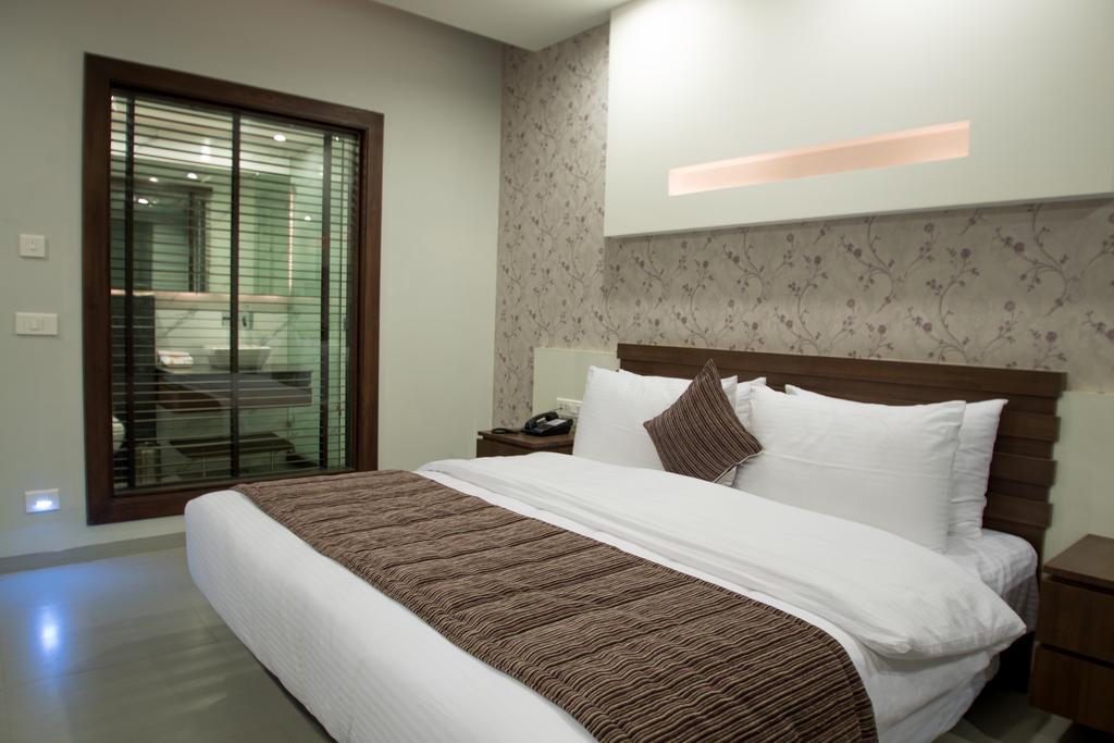 Hotel Narula'S Aurrum Amritsar Exterior photo