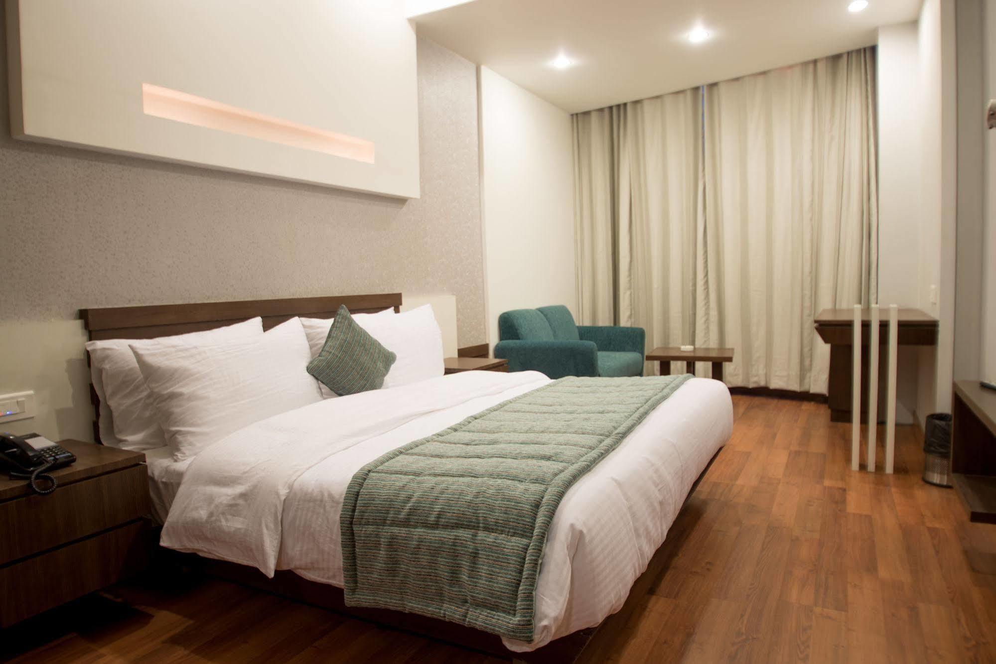 Hotel Narula'S Aurrum Amritsar Exterior photo