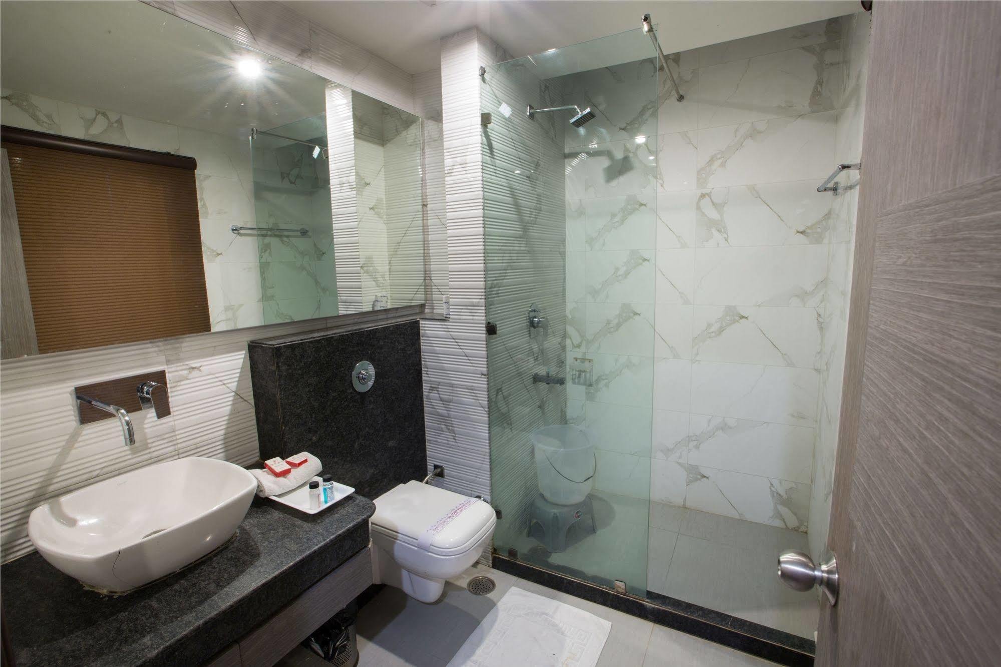 Hotel Narula'S Aurrum Amritsar Exterior photo